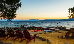 På stranden, solsenger og strandhåndklær