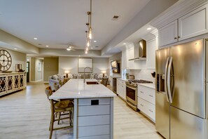 Jääkaappi, mikroaaltouuni, uuni, liesi