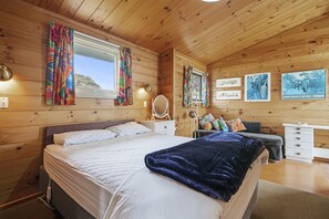 4 quartos, ferros/tábuas de passar roupa, roupa de cama