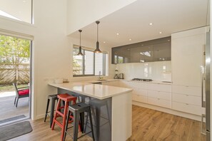 Réfrigérateur, micro-ondes, lave-vaisselle, grille-pain