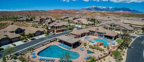 حمّام سباحة مُدفَّأ