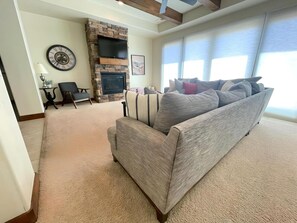 Smart TV, fireplace, table football, ping pong - Golden golf course views & pools (Washington)