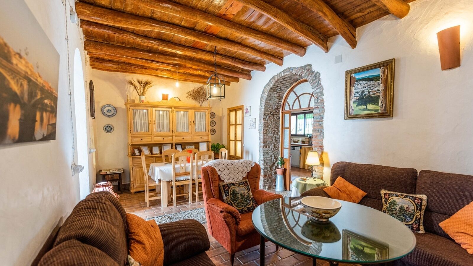 Una televisión, una chimenea, un reproductor de DVD