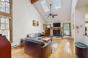 TV, caminetto, lettore DVD