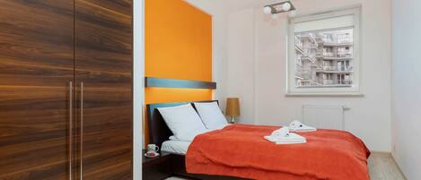 1 dormitorio, tabla de planchar con plancha, wifi y ropa de cama