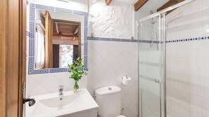 Een douche, een haardroger, handdoeken