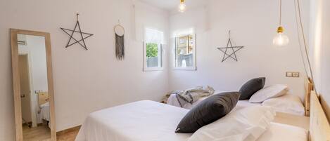 4 bedrooms, iron/ironing board, free WiFi, bed sheets