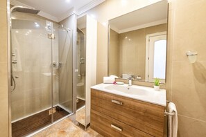 Douche, sèche-cheveux, serviettes fournies