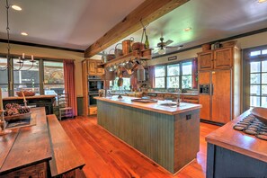 Refrigerador, microondas, lavavajillas y cafetera y tetera 