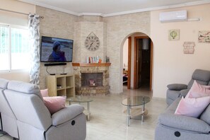 Flat-screen TV, DVD player - Perfect 4 Bed 3 Bath Villa in Los Balcones with Private Pool (Torrevieja)