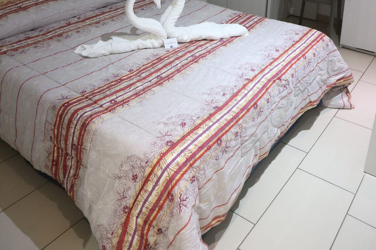 Colchones con efecto memoria y caja de seguridad en la habitación