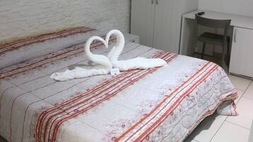 Klassieke tweepersoonskamer | Bedden met traagschuimmatrassen, een kluis op de kamer