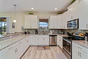 House, 6 Bedrooms (6 Bathrooms) | Private kitchen | Full-size fridge, microwave, oven, stovetop