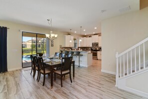 House, 6 Bedrooms (6 Bathrooms) | In-room dining