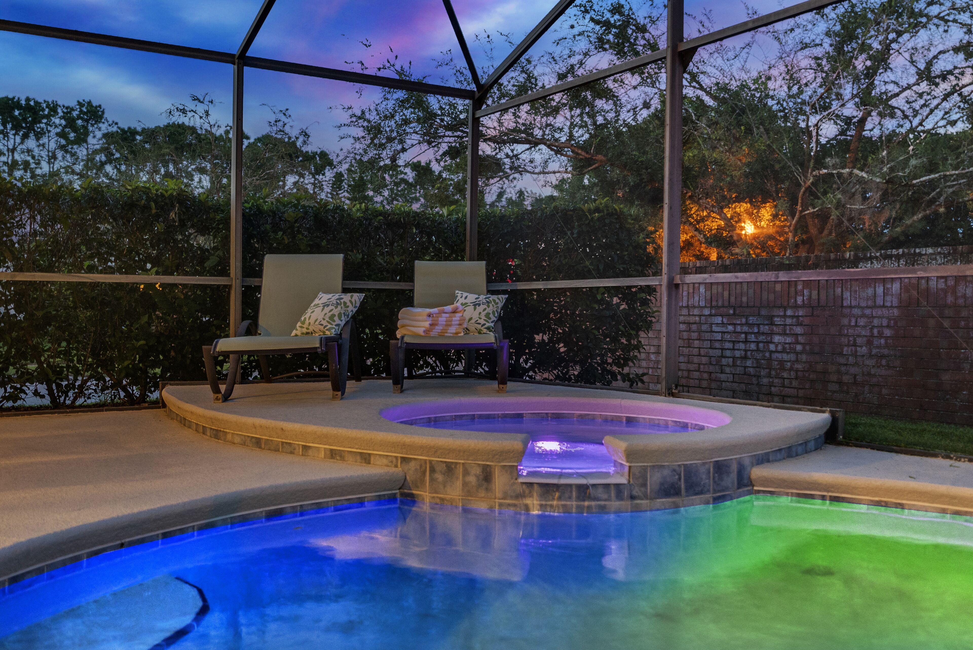 Kolam renang outdoor dan sebuah kolam renang air hangat