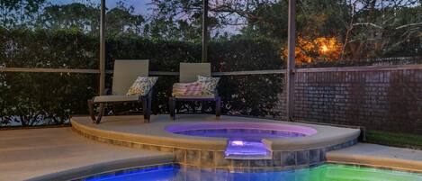 Kolam renang outdoor dan sebuah kolam renang air hangat