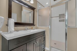 Maison, 4 chambres (3 Bathrooms) | Salle de bain | Baignoire et douche séparées, séchoir à cheveux, serviettes fournies