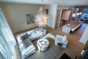 Living room - The Providence by Dune Vacation Rentals (Panama City Beach)