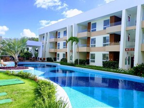Outdoor pool - Beautiful apartment in the best condominium in Guarajuba - Porto Smeralda Condominium. (Guarajuba)