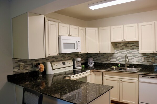 Fridge, microwave, oven, stovetop - Sunny Remodeled Townhouse Near Costco & Dimond Mall (Anchorage)