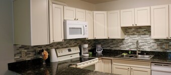 Maison de ville élégante et propre sur le côté sud ensoleillé!