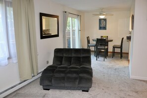 Smart TV - Sunny Remodeled Townhouse Near Costco & Dimond Mall (Anchorage)