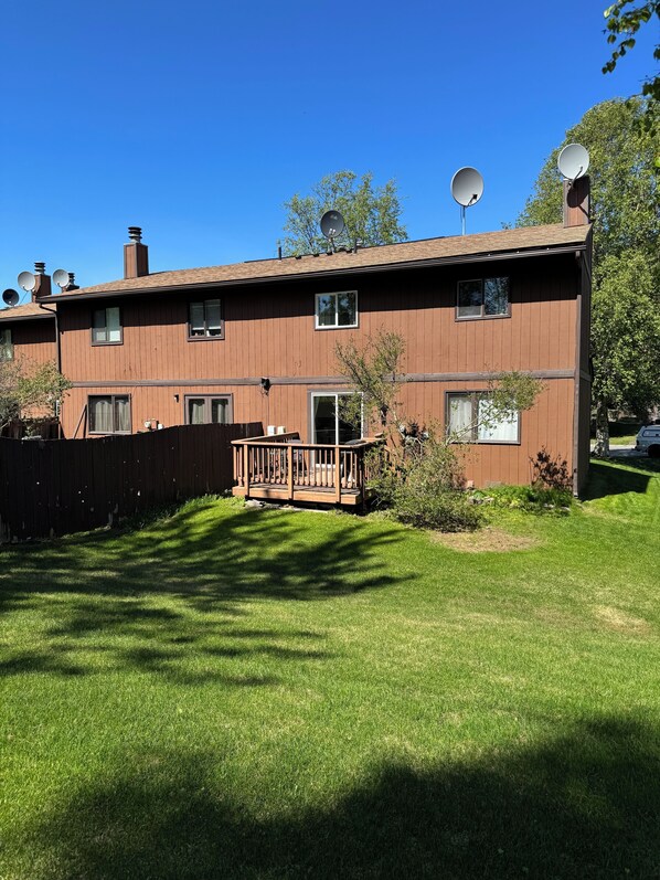 Exterior - Sunny Townhouse Near Costco & Dimond Mall (Anchorage)