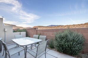 Outdoor dining - Coral Ridge Oasis near Zion NP (Washington)