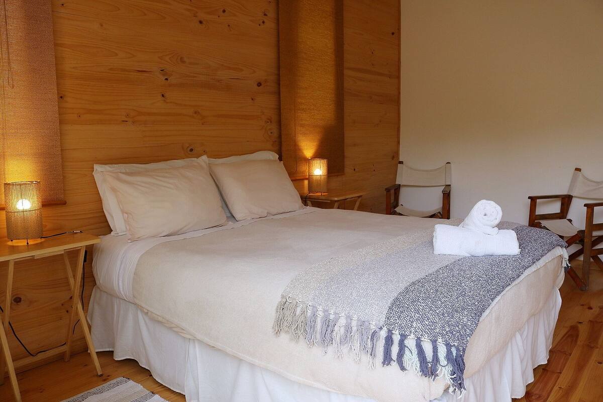 Quarto casal, banheiro compartilhado | Roupas de cama premium
