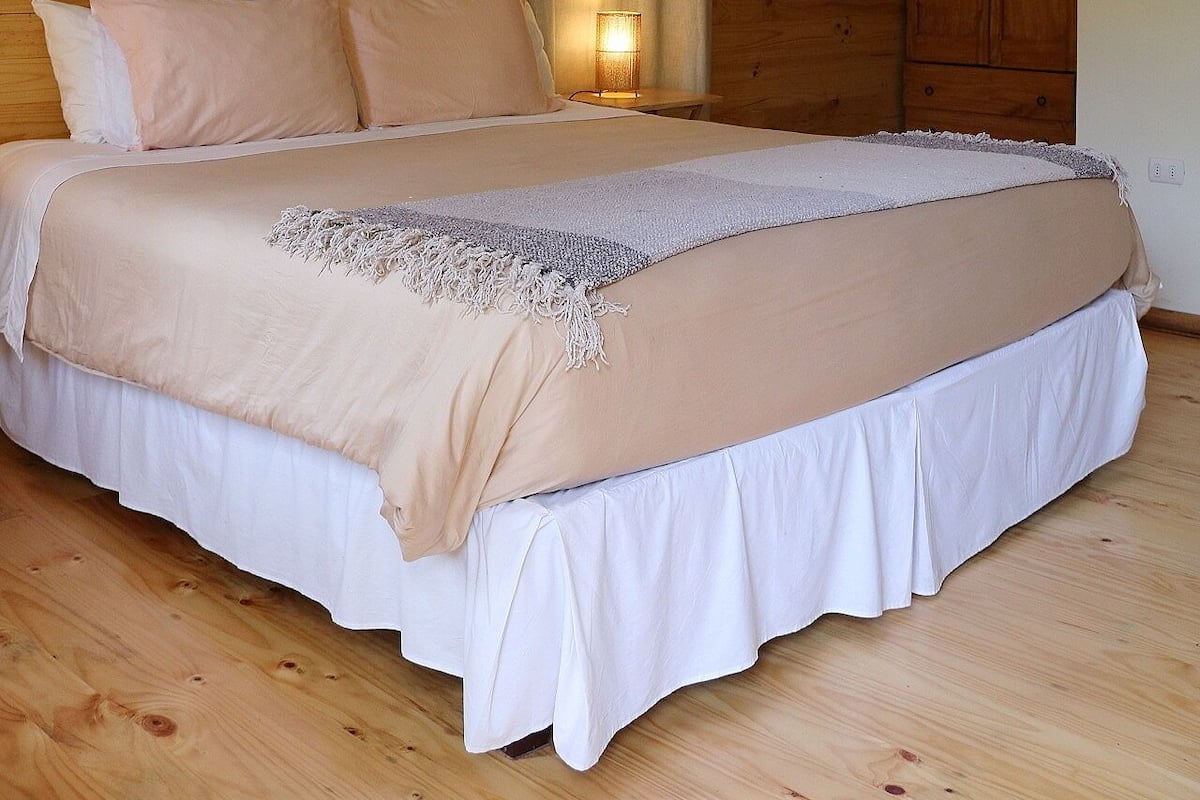 Quarto casal, banheiro privativo | Roupas de cama premium