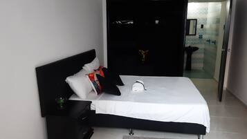 Habitación Confort (#203) | Decoración personalizada y muebles diferentes