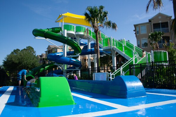 Ein Wasserpark mit mehreren Rutschen und einem Poolbereich.