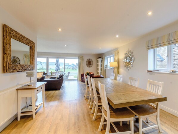 Dining - 4 bedroom accommodation in Filey, near Scarborough (Filey, near Scarborough)