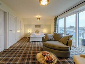 4 bedrooms, free WiFi, bed sheets - 4 bedroom accommodation in Filey, near Scarborough (Filey, near Scarborough)