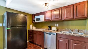 Réfrigérateur, micro-ondes, plaque de cuisson, lave-vaisselle