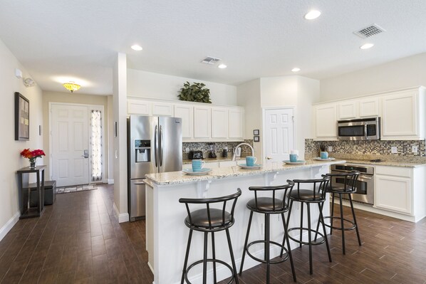 Talo, 6 makuuhuonetta (5.5 Bathrooms) | Yksityinen keittiö | Täysikokoinen jääkaappi, mikroaaltouuni, uuni, liesi