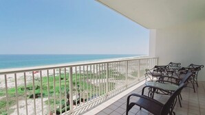 Un balcon avec vue sur la plage et l’océan.