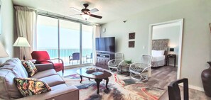 Een smart-tv, een dvd-speler, tafelvoetbal en een tafeltennistafel