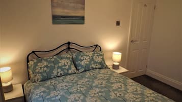 2 bedrooms, iron/ironing board, WiFi