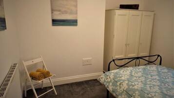 2 bedrooms, iron/ironing board, WiFi