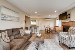 Smart-tv, een open haard en boeken