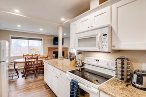 Fridge, microwave, oven, stovetop - Private Beautiful 2 Bedroom Units w/ FAST FREE WIFI (Beaverton)