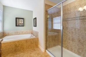 Casa, 6 habitaciones (5 Bathrooms) | Baño | Bañera y ducha independientes, secador de pelo, toallas y jabón