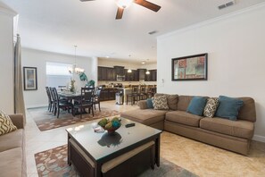 Casa, 6 habitaciones (5 Bathrooms) | Sala de estar | Televisión LCD de 55 pulgadas con canales por cable, una televisión