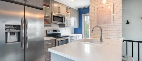 Réfrigérateur, micro-ondes, four, plaque de cuisson