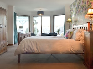 3 bedrooms, WiFi (free), bed sheets