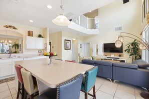 House, 6 Bedrooms (5.5 Bathrooms) | In-room dining