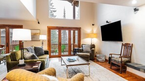 Smart TV, chimenea y videoteca 