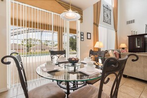 Talo, 6 makuuhuonetta (5.5 Bathrooms) | Ruokailu omassa huoneessa