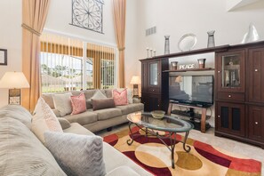 Talo, 6 makuuhuonetta (5.5 Bathrooms) | Olohuone | Taulutelevisio, DVD-soitin